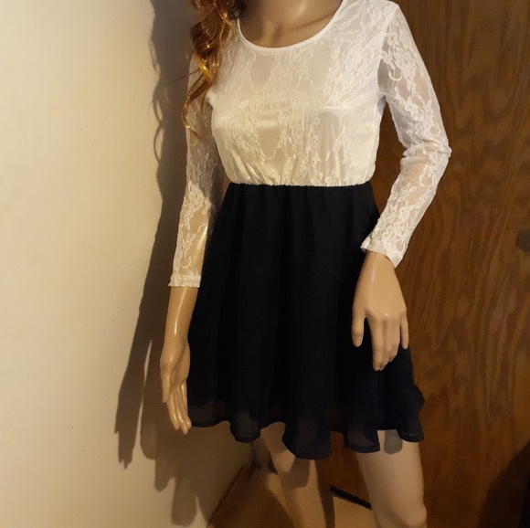 NWOT!! White Lace & Navy Blue Mini Dress Sz Small - Picture 4 of 7